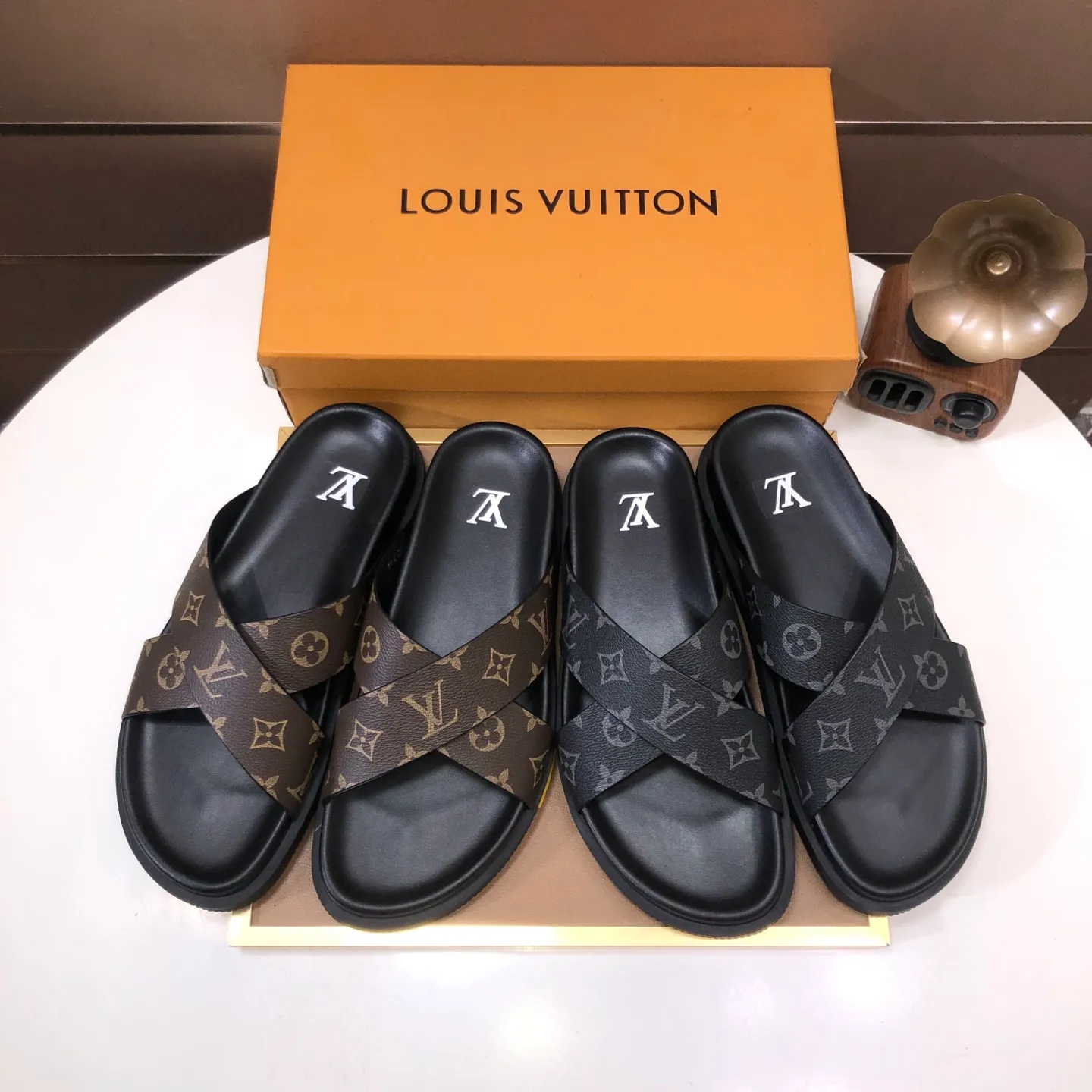 Men's shoes 💰400💰 [Louis Vuitton LV slippers] (high-end cowhide) counter 1:1 fashion style, a must-have for summer! The designer used LV’s iconic outsole. The original simple slippers instantly become fashionable! The upper is made of flexible special cowhide leather straps alternately, and the workmanship is exquisite! A must-have for stylish men in summer, size 38-45 (45 customized)